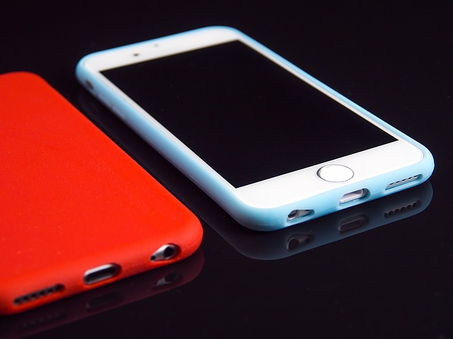 bílý a červený mobil