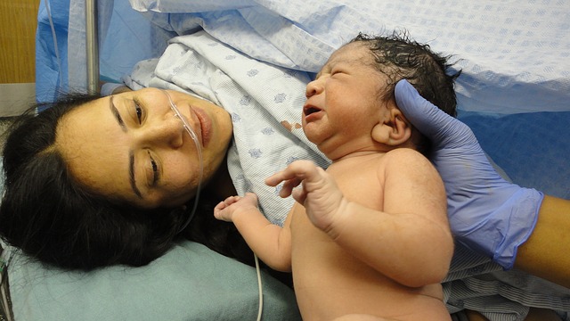 dítě a matka čerstvě po porodu
