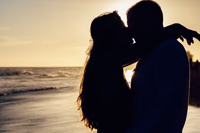 Zamilovaný pár na pláži, západ slnka.jpg