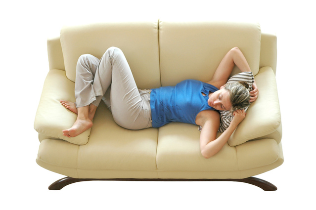 Žena spí na gauči